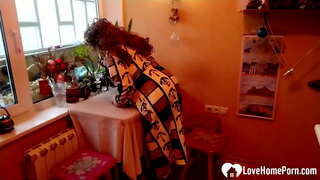 Sıcak iç çamaşırı ve çorap giyiyordu, bu yüzden onu sert becermek zorunda kaldım