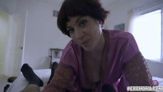 Ոգեւորված մայրիկի Ջեսիկա Ռայան ընդունում է իր խորթ է, որ отсосать նրա երիտասարդ անդամ