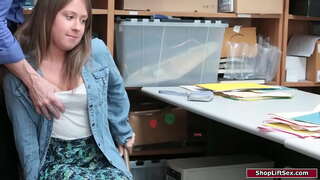 ילדה ברונטית נתפסה גונבת מחנות הקצין מעניש אותה.הוא ממשש לה ציצים קטנים ושולט אותה לתת לו מציצה.ואז הוא יתקע את הכוס שלה