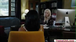 Ovi faqat Kenzie Teylor uning mushuk licking ega tomosha Sevgi