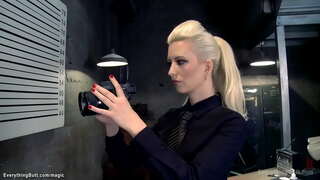 Velká prsa MILF polda Cherry Roztrhané anální hračky, brunetka chovanec Maddy O Reilly v kanceláři pak anální šuká ji, a Veronica Avluv v cele trojce