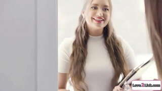 Pulm planeerija võrgutab paar ja masturboida oma vitukari ja veenab em on 3some.Ta lakub selle blondes tuss nagu tema busty gf facesits tema