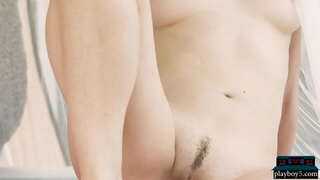 Droben mlada model blondinka razkazuje svojo neverjetno tesen telo z vročo rit