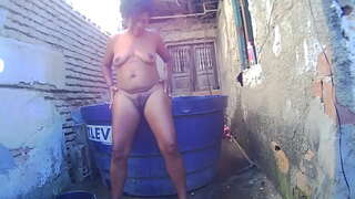 Níochán thar mo linn snámha i nude