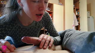 Szenvedélyes hanyag szopást a kis szépséget cum a száját