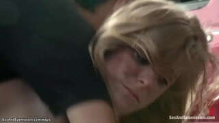 Sexy blonde Ceiniog Pax ymweliadau wallgof mechanic Tommy Pistol mae hi&#039;n cwrdd yn therapydd, ond fe overpowers ei ac yn fucks gyda ceiliog enfawr i gyd dros ei siop