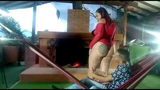 я трахаюсь ў службе матэля, так як мая сяброўка пакідае мяне чакаць глядзець, што culiada ў каміне і ў amaca з lustylatinasex