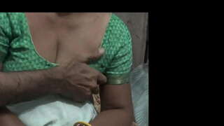 Мачеха үзенең возбужденным улы делят односпальную караватка җитештерүче