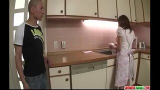 ���िकारू Wakabayashi का उपयोग करता है उसके बड़े स्तन के साथ खेलने के लिए मुर्गा