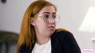 Chaude blonde et ses gros seins partenaire dans le crime sont la planification sur leur prochaine grande cible.Soudain,son agent de probation arrive et enquêter sur son partenaire.Ils agissent comme un couple et de prouver à l&#039;agent.Ils commencent à s&#039;embrasser et lécher chaque autres chatte.