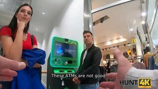 HUNT4K. Άνδρας βλέπει πώς την ομορφιά του, προσελκύει διαπερνάται από ξένο