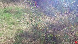 Незнакомец оттрахал Кэтвумен в рот после медитации в лесу